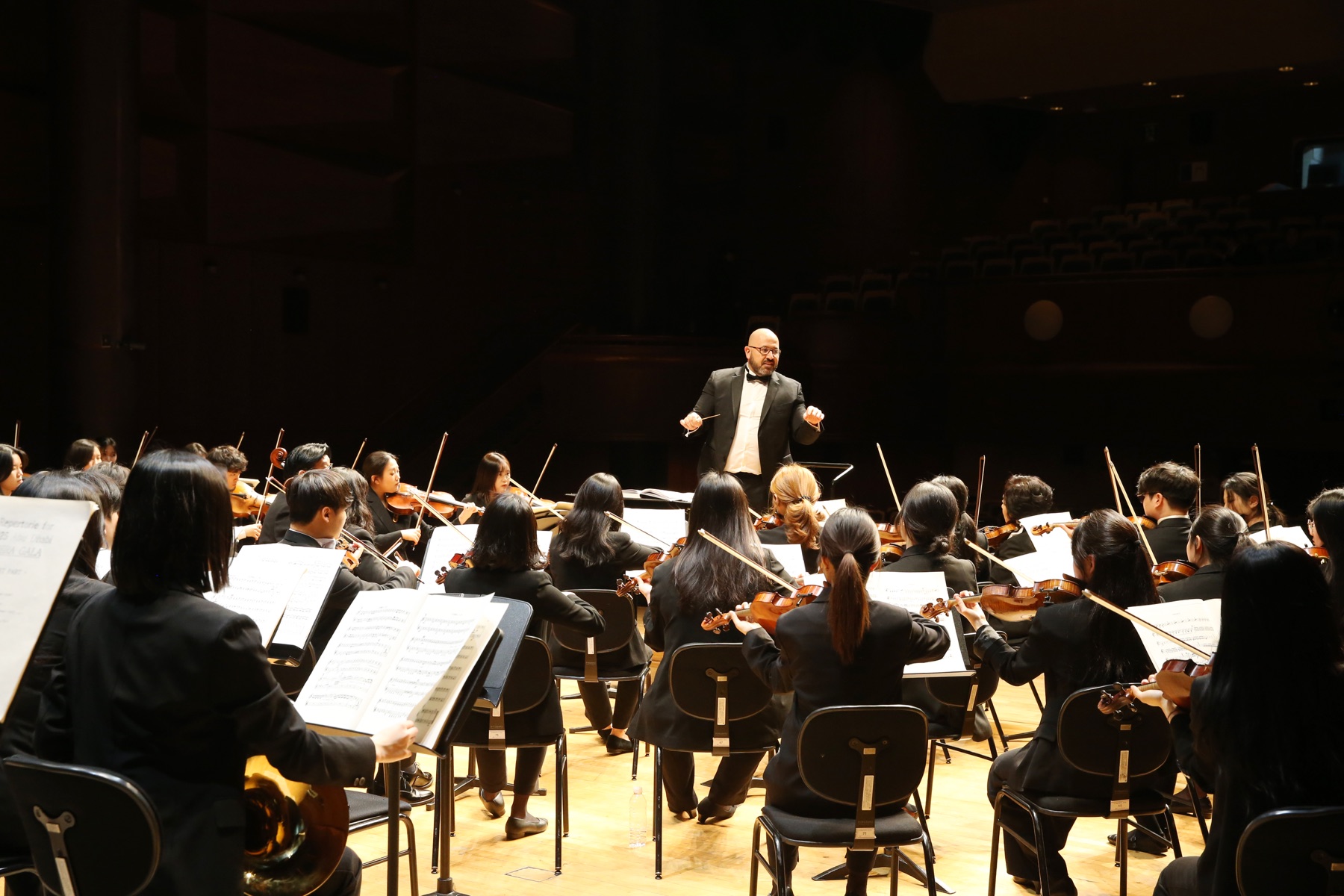 Toufic Maatouk leading an orchestral performance in Seoul